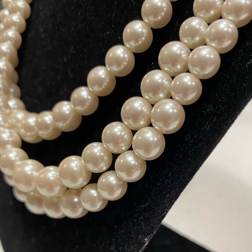 Tri- Layered Lightweight Pearl Necklace 💋 - Picture 16 of 16